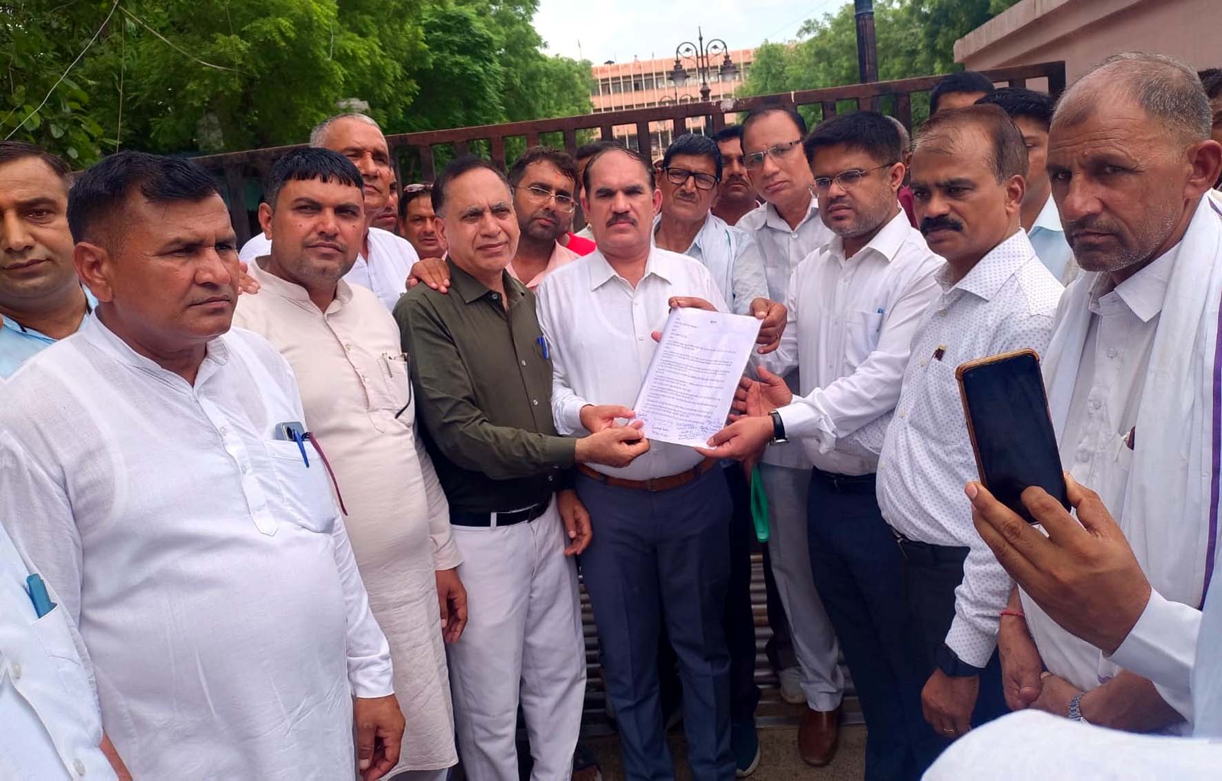 तहसीलदार को मांगों का ज्ञापन देते प्राइवेट स्कूल संचालक। तहसीलदार को मांगों का ज्ञापन देते प्राइवेट स्कूल संचालक।