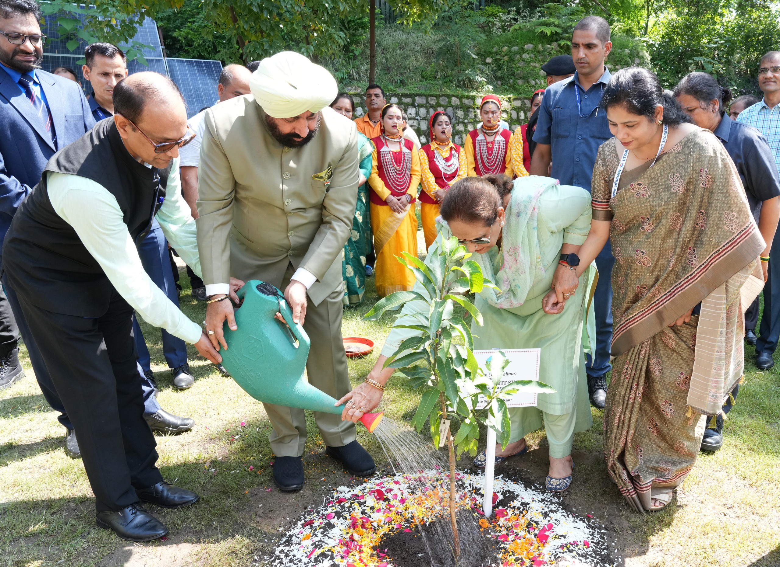 राजभवन परिसर में पौधरोपण करते राज्यपाल व प्रथम महिला  गुरमीत कौर।