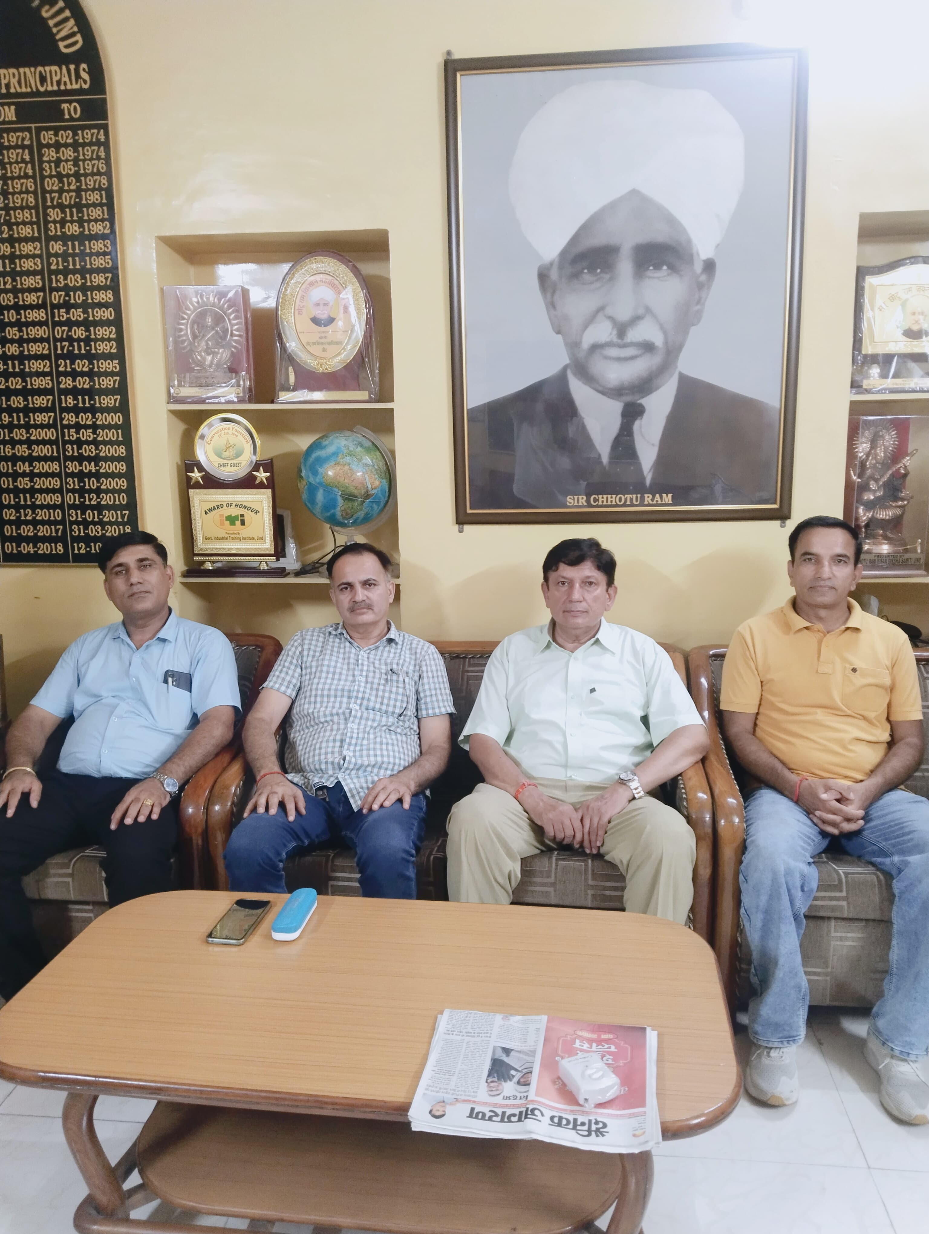 जानकारी देते हुए प्रबंधन समिति सदस्य। जानकारी देते हुए प्रबंधन समिति सदस्य।