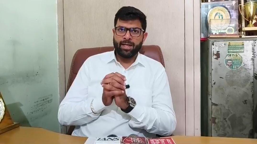 पत्रकारों से बातचीत करते हुए दिग्विजय चौटाला।