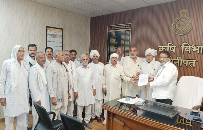 सोनीपत: भारतीय   किसान यूनियन सिद्घपुर के प्रतिनिधि सदस्य उप-निदेशक डॉ. पवन शर्मा ज्ञापन देते हुए