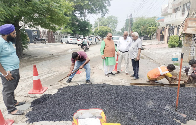 सोनीपत: सड़क मरम्म्त का निरीक्षण करते हुए मेयर राजीव जैन सोनीपत: सड़क मरम्म्त का निरीक्षण करते हुए मेयर राजीव जैन
