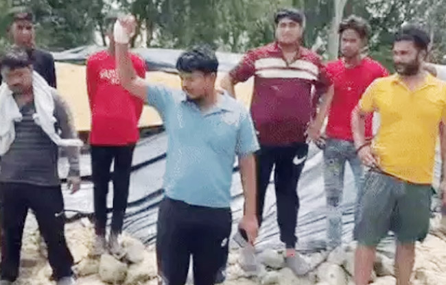 सोनीपत:खेवड़ा  के गो रक्षकों ने गुरुवार को प्रदर्शन   करते हुए