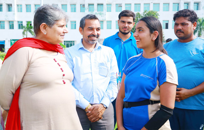 सोनीपत: पूर्ण मूर्ति ग्लोबल स्कूल में सीबीएसई नार्थ जोन-2 तीरंदाजी चैंपियनशिप के दौरान सेवानिवृत्त आईजी सुमन मंजरी एक प्रतिभागी का परिचय लेती हुई सोनीपत: पूर्ण मूर्ति ग्लोबल स्कूल में सीबीएसई नार्थ जोन-2 तीरंदाजी चैंपियनशिप के दौरान सेवानिवृत्त आईजी सुमन मंजरी एक प्रतिभागी का परिचय लेती हुई