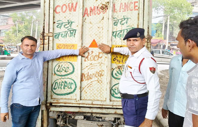 सोनीपत: वाहनों पर निशुल्क रिफ्लेक्टर टेप लगाते हुए पुलिस  कर्मचारी