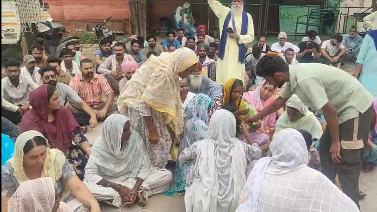 डबवाली के अस्पताल में इंसाफ की मांग को लेकर धरना देते मृतक के परिजन।