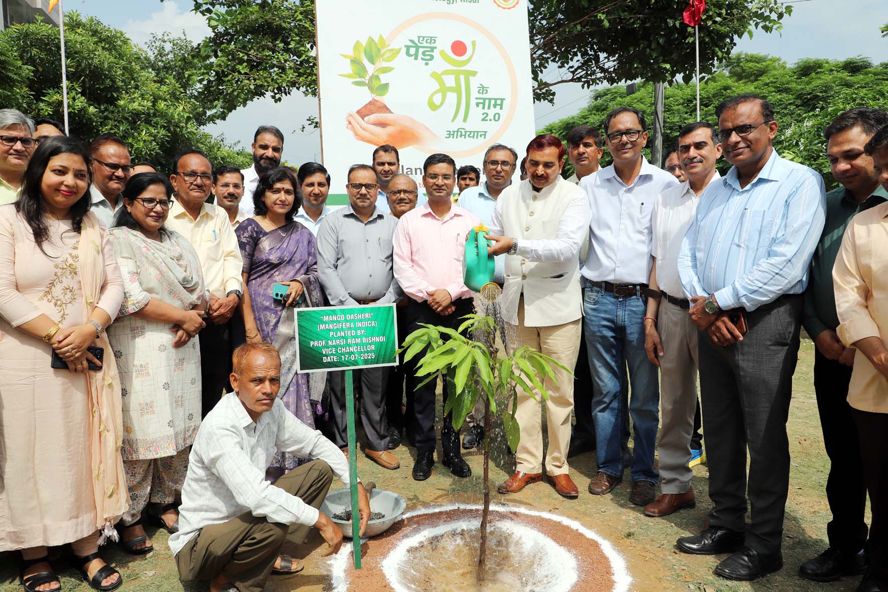 परिसर में पौधारोपण करते कुलपति प्रो. नरसी राम बिश्नोई।