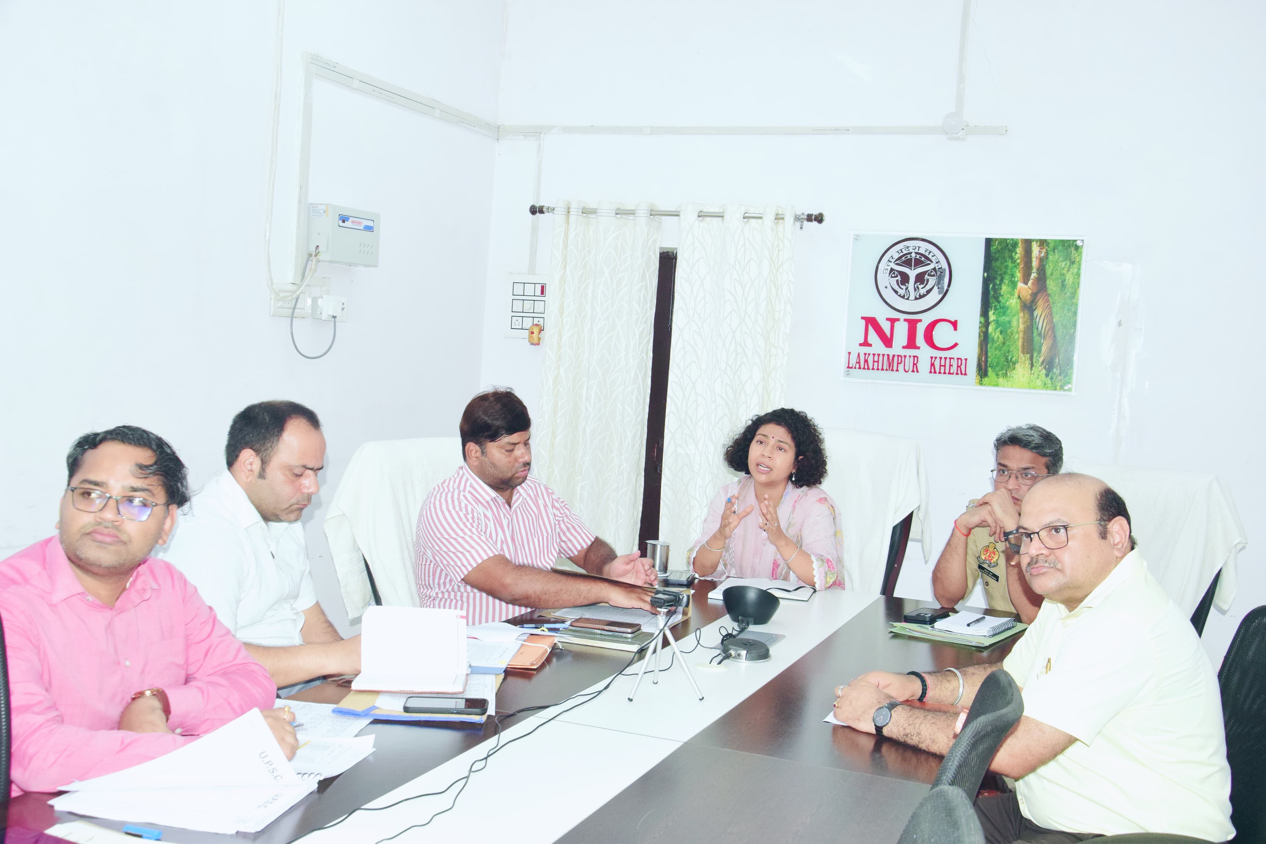 यूरिया केंद्रों पर भीड़ को लेकर बैठक करती डीएम दुर्गा शक्ति लाभप्र यूरिया केंद्रों पर भीड़ को लेकर बैठक करती डीएम दुर्गा शक्ति लाभप्र
