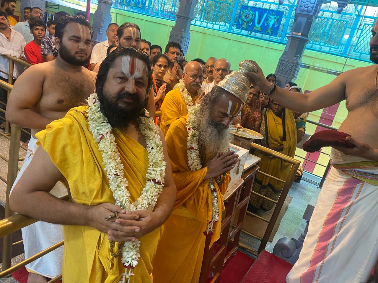 मंदिर पहुंचे अनिरुद्धाचार्य महाराज की तस्वीर मंदिर पहुंचे अनिरुद्धाचार्य महाराज की तस्वीर