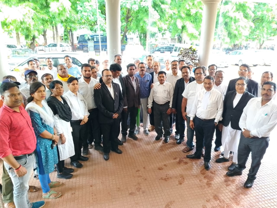 चार सूत्री मांगों को लेकर कलेक्ट्रेट परिसर में जिला अधिवक्ता संघ के पदाधिकारी व सदस्य। चार सूत्री मांगों को लेकर कलेक्ट्रेट परिसर में जिला अधिवक्ता संघ के पदाधिकारी व सदस्य।