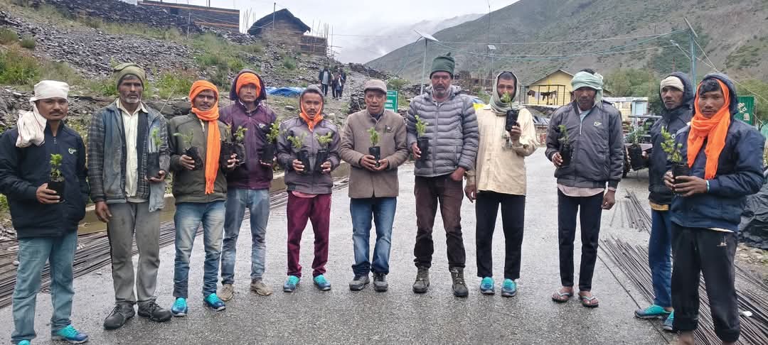 भारत चीन सीमा पर बसा जांदूग गांव में हरेला पर्व मनाते हुए स्थानीय लोग भारत चीन सीमा पर बसा जांदूग गांव में हरेला पर्व मनाते हुए स्थानीय लोग