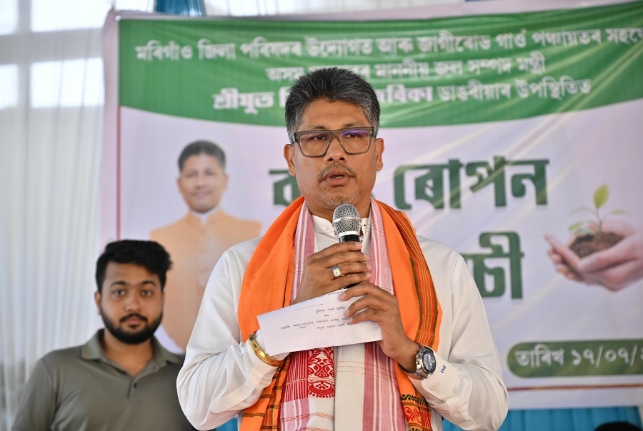 असमः मोरीगांव जिला के जागीरोड में पौध रोपण कार्यक्रम में हिस्सा लेते राज्य सरकार के मंत्री पीयुष हजारिका