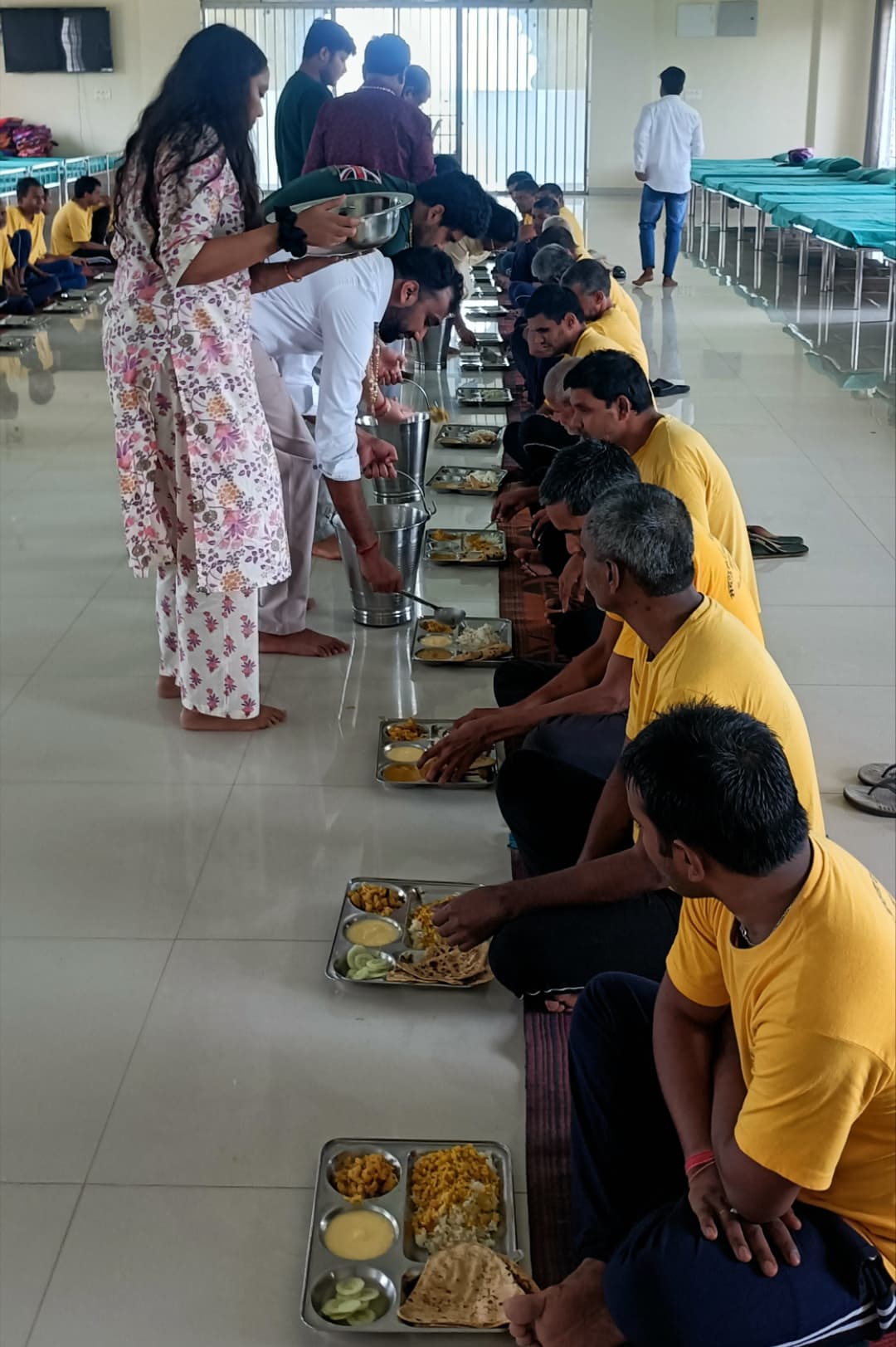 भोजन कराते ट्रस्ट के पदाधिकारी सदस्य भोजन कराते ट्रस्ट के पदाधिकारी सदस्य