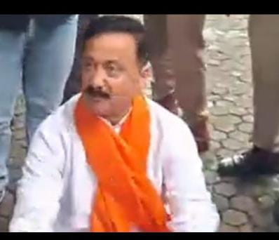 धरने पर बैठे माहरा। धरने पर बैठे माहरा।