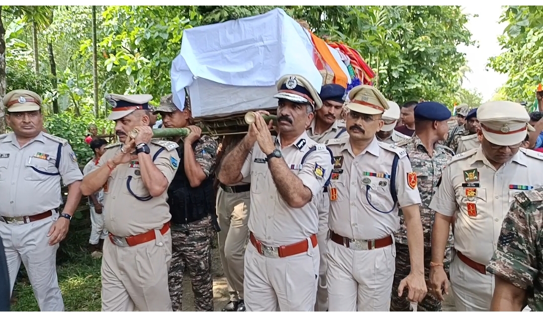 नक्सल विरोधी अभियान में शहीद जवानों प्रणेश्वर कोच का पार्थिव शरीर आज कोकराझार जिले के मागुरमारी गांव के निवास स्थान पहुंचा राष्ट्रीय सम्मान के साथ दी गई श्रद्धांजलि।