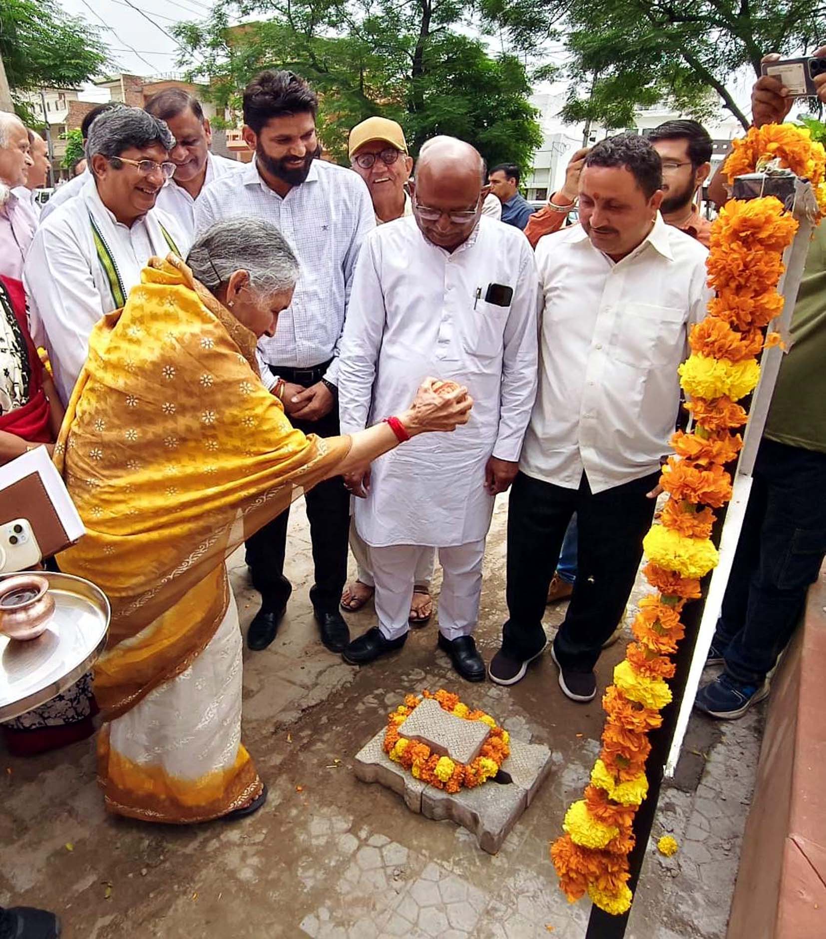 परियोजनाओं का शुभारंभ करते विधायक सावित्री जिंदल।