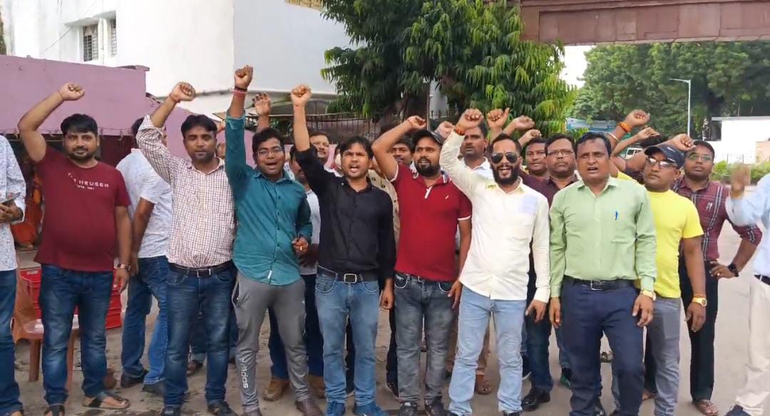 प्रदर्शन करते डाटा ऑपरेटर प्रदर्शन करते डाटा ऑपरेटर