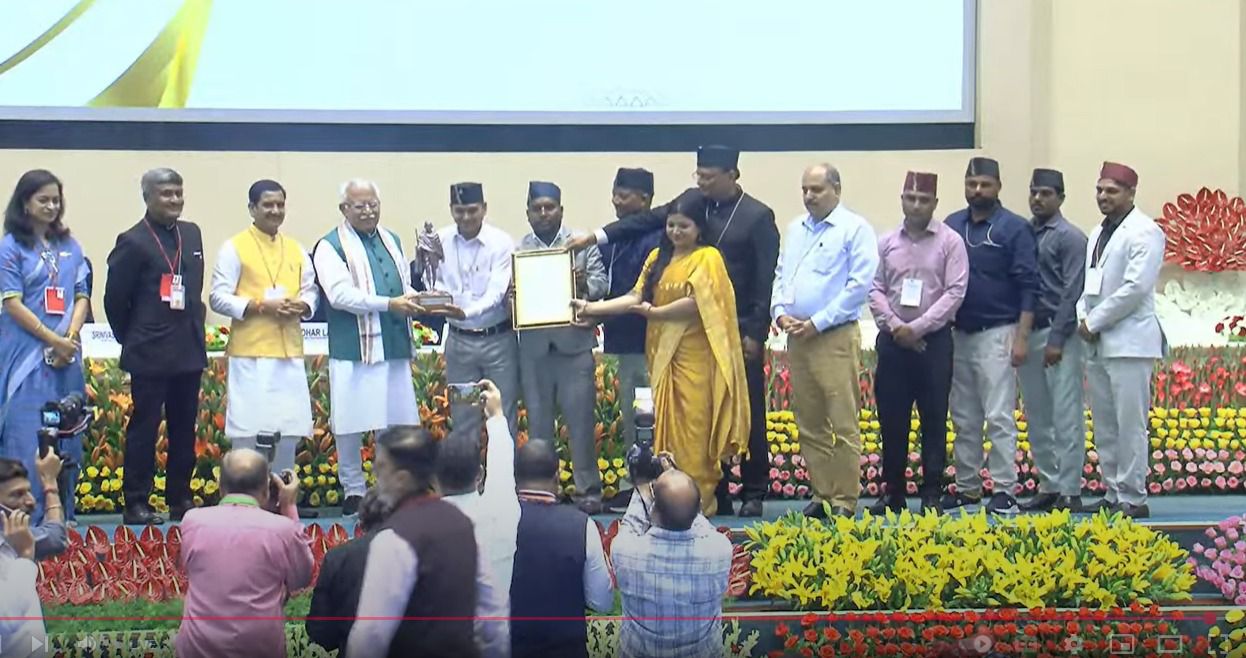 मंत्री आवासन और शहरी कार्य मंत्रालय, मनोहर खट्टर पुरस्कार प्रदान करते।