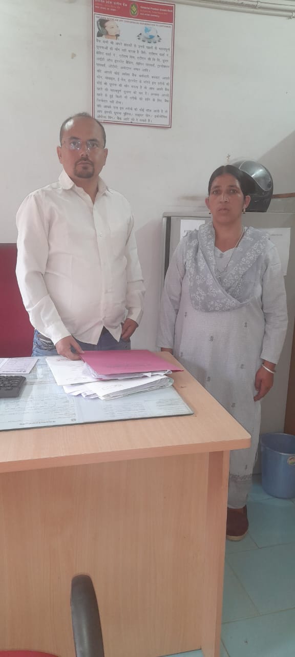 प्रोमिला को चेक सौंपते हुए शाखा प्रबंधक