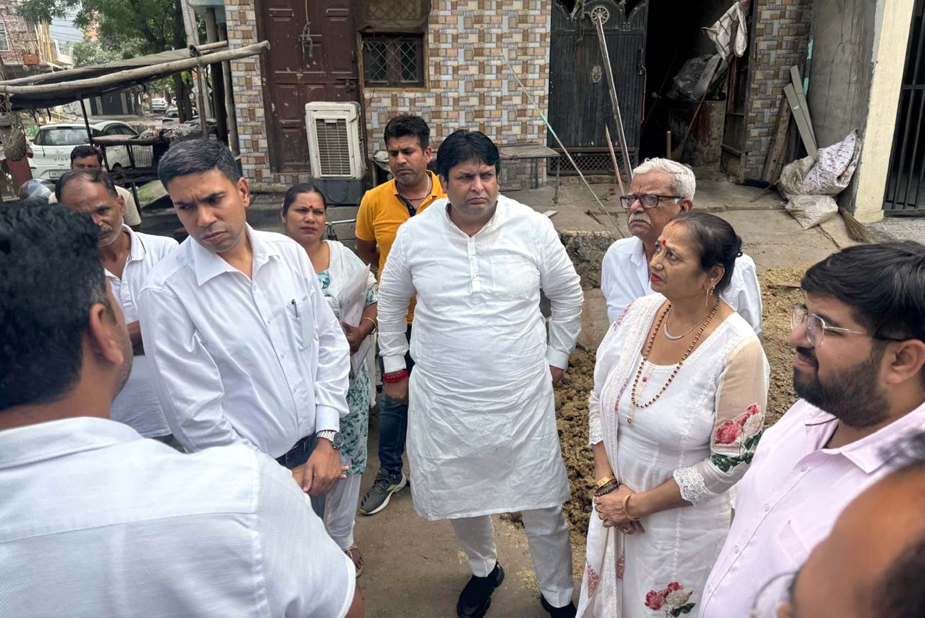 राजेंद्रा पार्क में सीवरेज की समस्या के समाधान के लिए पहुंचे विधायक मुकेश शर्मा, मेयर राजरानी मल्होत्रा व निगमायुक्त प्रदीप दहिया। राजेंद्रा पार्क में सीवरेज की समस्या के समाधान के लिए पहुंचे विधायक मुकेश शर्मा, मेयर राजरानी मल्होत्रा व निगमायुक्त प्रदीप दहिया।