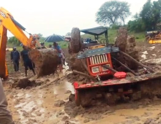 ट्रैक्टर पलटने से किसान की दर्दनाक मौत ट्रैक्टर पलटने से किसान की दर्दनाक मौत