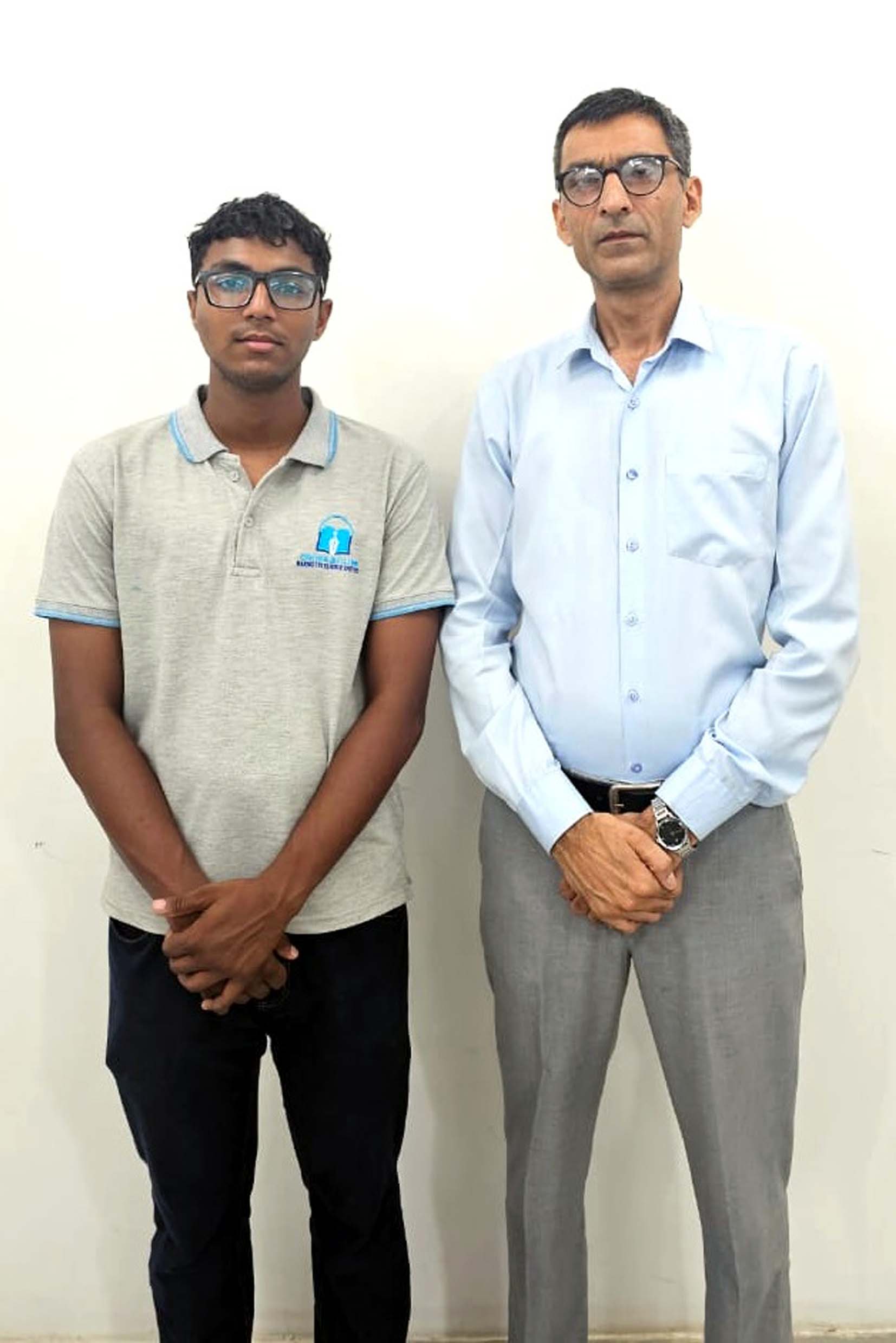 अध्यापक अशोक हुड्डा के साथ आईआईएम में प्रवेश पाने वाले छात्र समीर। अध्यापक अशोक हुड्डा के साथ आईआईएम में प्रवेश पाने वाले छात्र समीर।