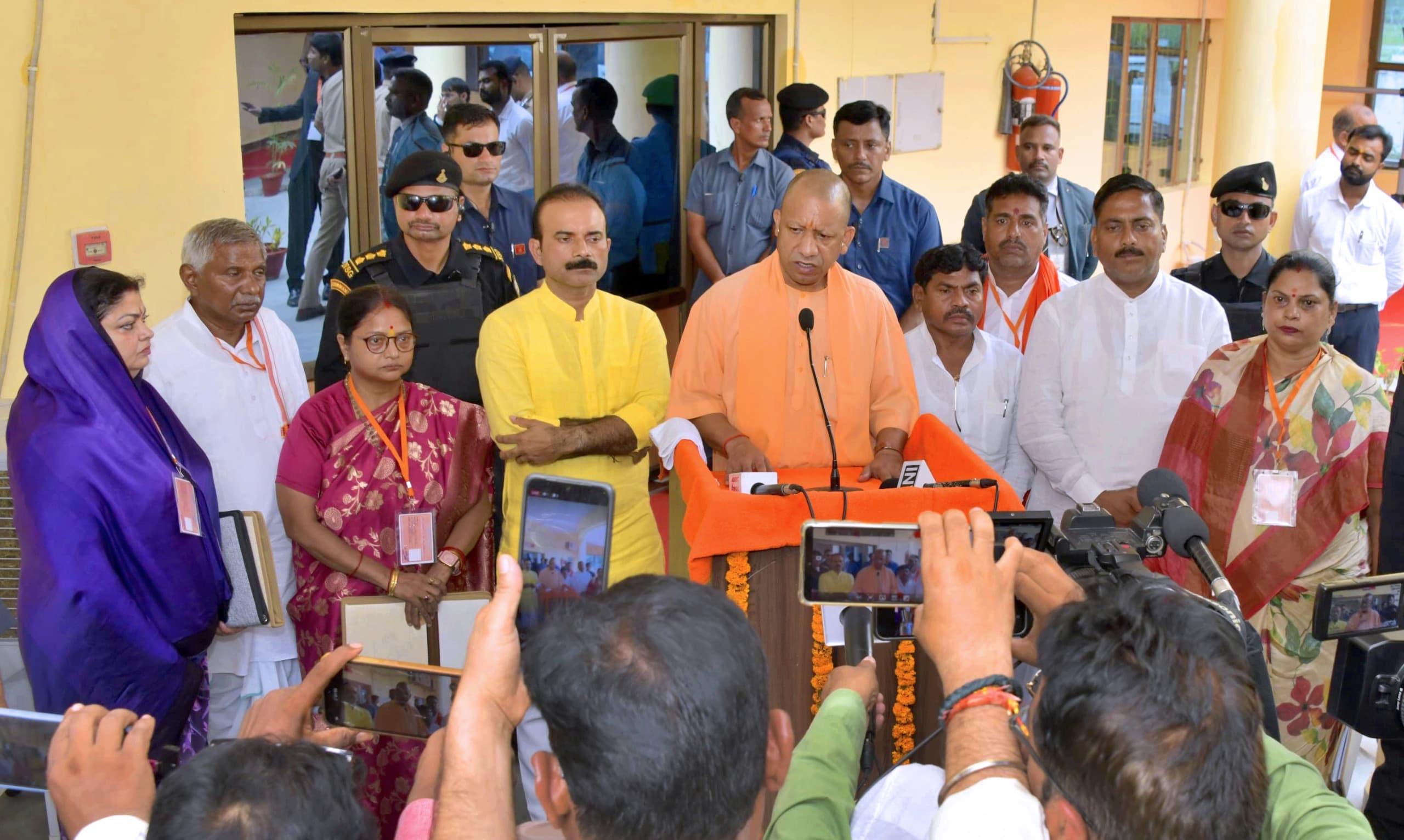 चंदौली में पत्रकारों से बातचीत करते मुख्यमंत्री चंदौली में पत्रकारों से बातचीत करते मुख्यमंत्री