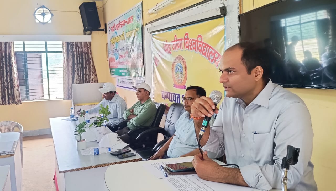 पात्र छात्रों को संबोधित करते जिलाधिकारी पात्र छात्रों को संबोधित करते जिलाधिकारी
