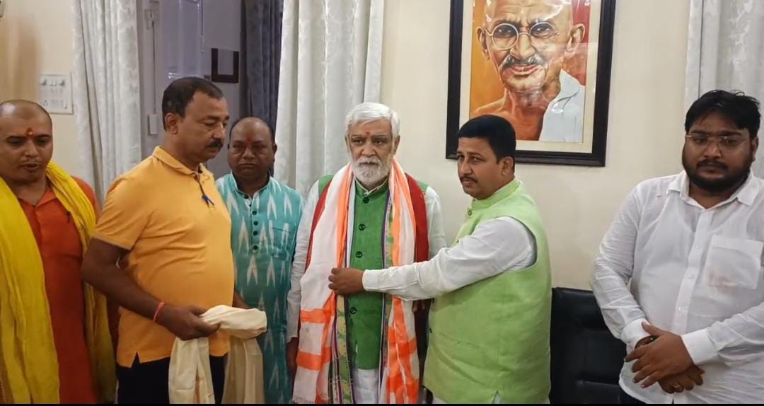 पूर्व केंद्रीय मंत्री का स्वागत करते कार्यकर्ता पूर्व केंद्रीय मंत्री का स्वागत करते कार्यकर्ता
