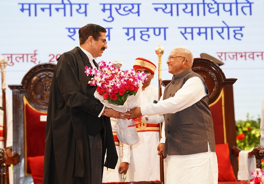 मुख्य न्यायाधिपति संजीव सचदेवा को पुष्पगुच्छ भेंट करते हुए राज्यपाल मंगुभाई पटेल मुख्य न्यायाधिपति संजीव सचदेवा को पुष्पगुच्छ भेंट करते हुए राज्यपाल मंगुभाई पटेल