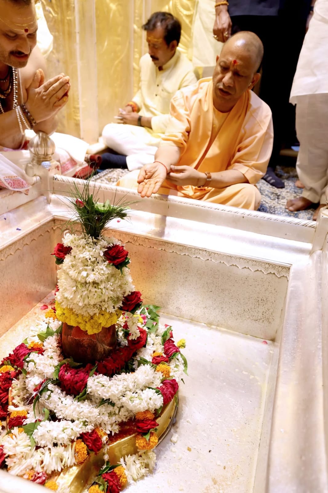 श्रावण मास में मुख्यमंत्री योगी बाबा विश्वनाथ के दरबार में