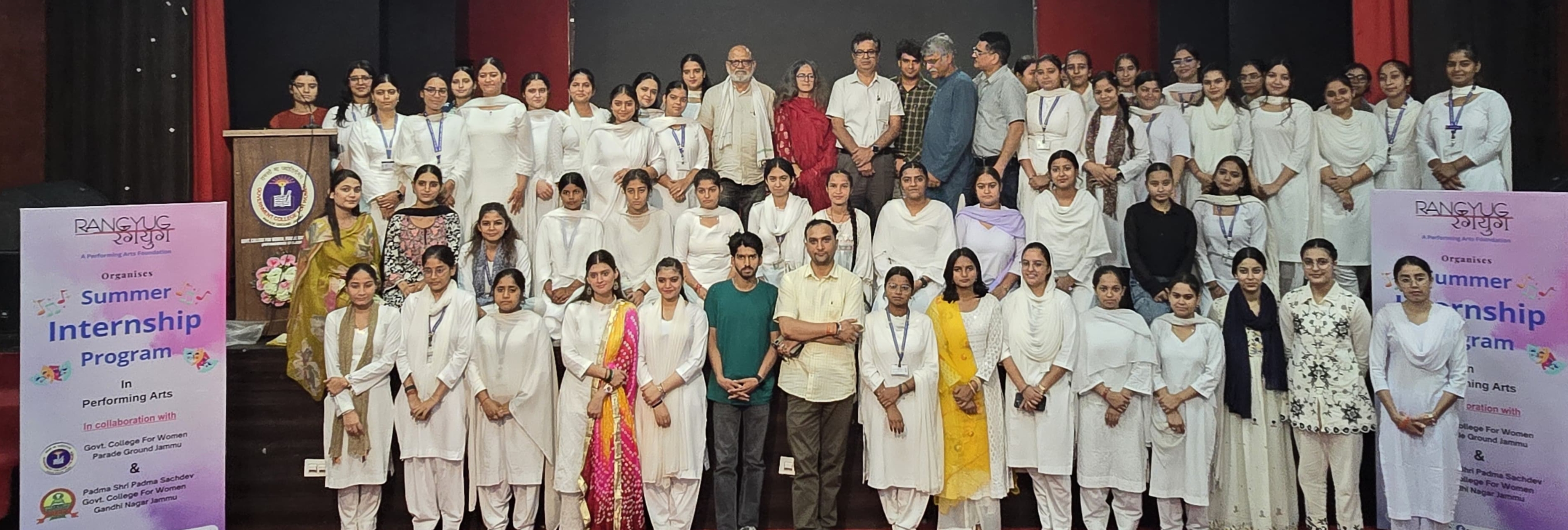 रंगयुग द्वारा आयोजित समर इंटर्नशिप प्रोग्राम 2025 का समापन, छात्राओं ने प्रस्तुत किया मेरी आवाज़ रंगयुग द्वारा आयोजित समर इंटर्नशिप प्रोग्राम 2025 का समापन, छात्राओं ने प्रस्तुत किया मेरी आवाज़