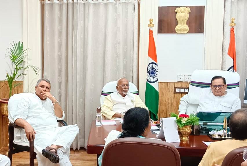 विधानपरिषद सभापति के कार्यालय में सर्वदलीय बैठक के दौरान सभापति अवधेश नारायण सिंह के साथ मंत्री विजय चौधरी और अन्य