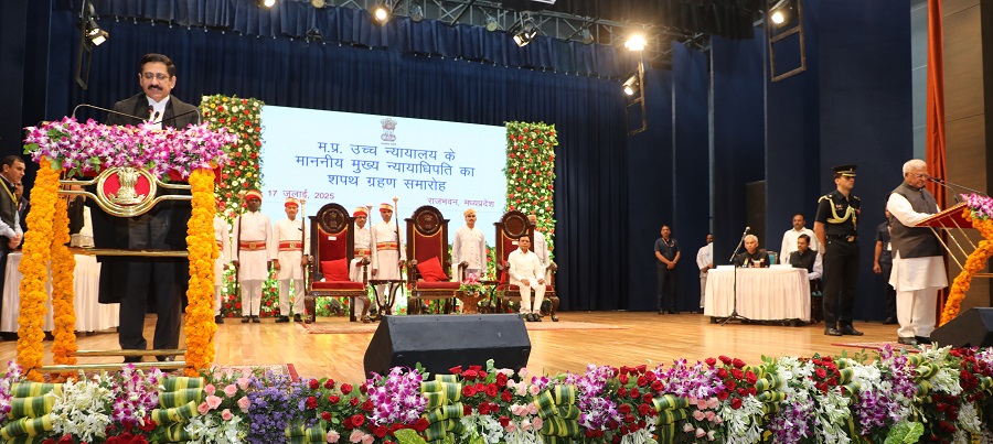 न्यायमूर्ति संजीव सचदेवा को शपथ दिलाते हुए राज्यपाल मंगुभाई पटेल न्यायमूर्ति संजीव सचदेवा को शपथ दिलाते हुए राज्यपाल मंगुभाई पटेल
