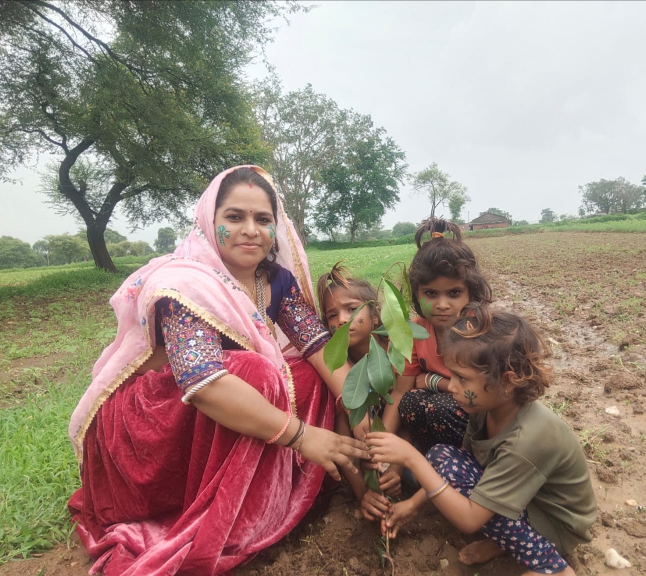 महिलाओं ने किया बच्चों के साथ पौधारोपण महिलाओं ने किया बच्चों के साथ पौधारोपण