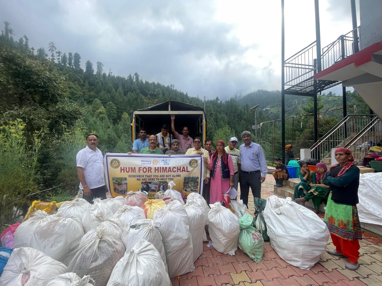 प्रभावितों को राहत सामग्री वितरित करते हुए रोटरी क्लबों के पदाधिकारी
