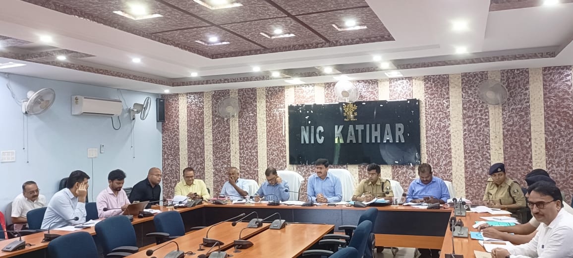 बैठक करते हुए अधिकारी बैठक करते हुए अधिकारी