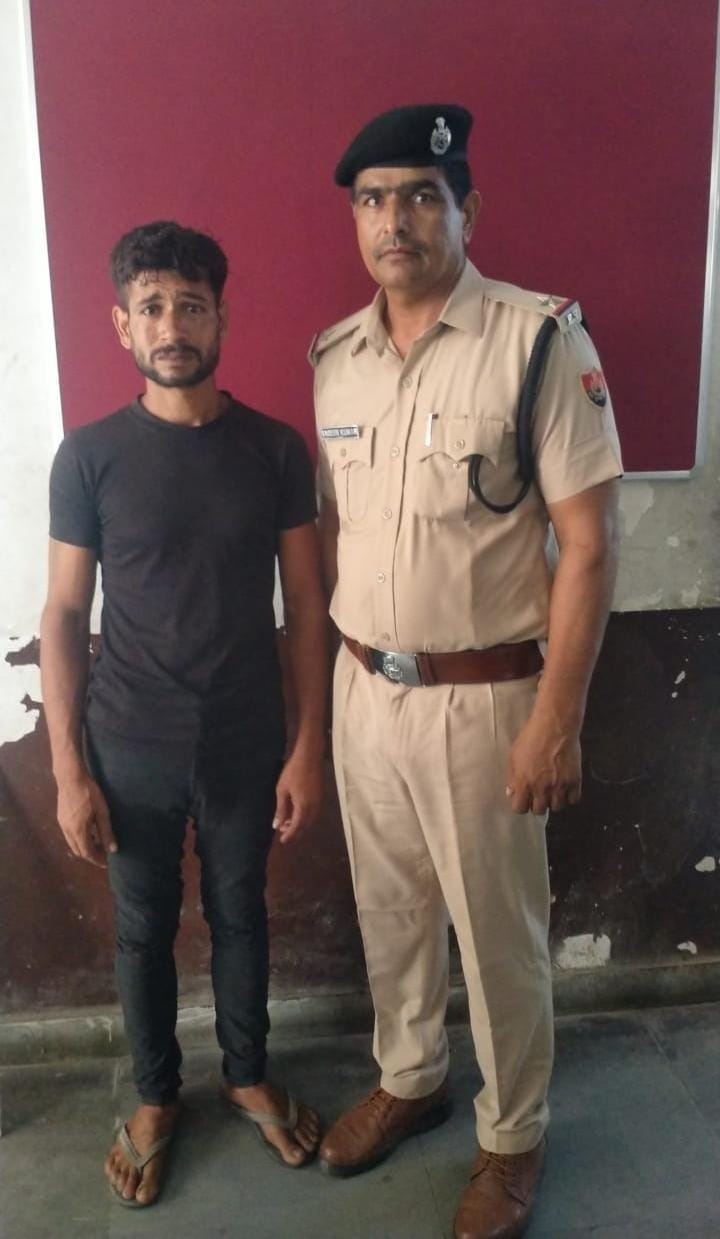 पुलिस हिरासत में बाइक चोरी करने वाला आरोपी पुलिस हिरासत में बाइक चोरी करने वाला आरोपी