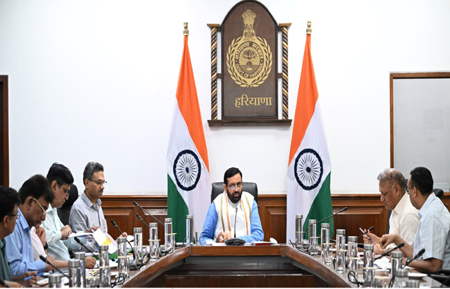 हरियाणा के मुख्यमंत्री नायब सैनी हरियाणा इंजीनियरिंग वक्र्स पोर्टल  की बैठक लेते हुए