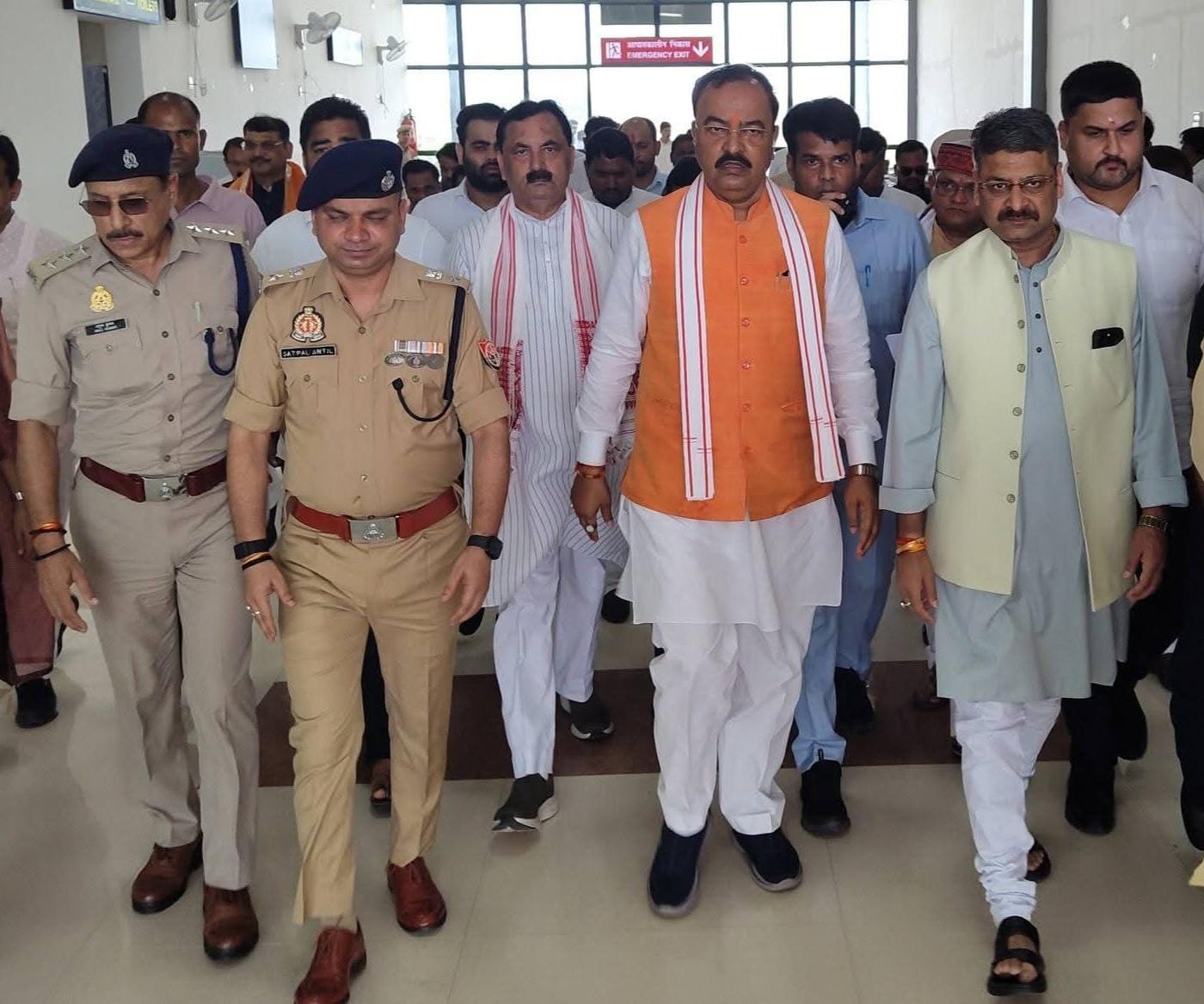 मुरादाबाद हवाई अड्डे पर गुरुवार को नगर विधायक रितेश गुप्ता के साथ उपमुख्यमंत्री केशव प्रसाद मौर्य।
