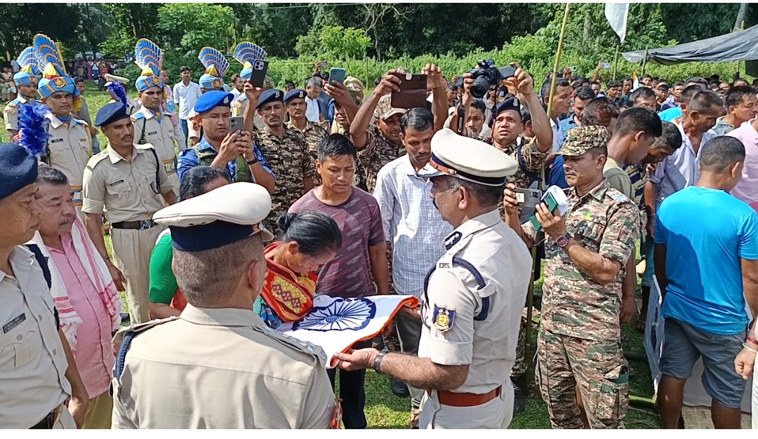 नक्सल विरोधी अभियान में शहीद जवानों प्रणेश्वर कोच का पार्थिव शरीर आज कोकराझार जिले के मागुरमारी गांव के निवास स्थान पहुंचा राष्ट्रीय सम्मान के साथ दी गई श्रद्धांजलि।