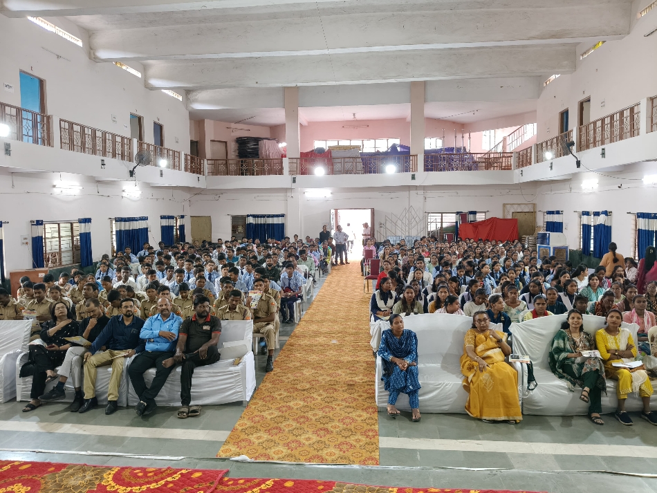 कैरियर मार्गदर्शन कार्यक्रम में उपस्थित छात्र - छात्राएं। कैरियर मार्गदर्शन कार्यक्रम में उपस्थित छात्र - छात्राएं।