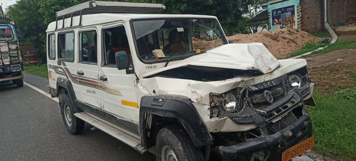 खड़े ट्रेलर से टकराई क्रूजर