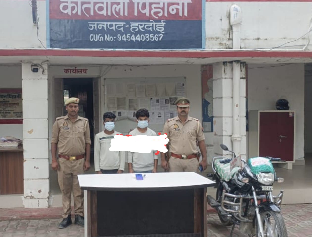 मोबाइल फोन लूटने वाले दो बदमाश गिरफ्तार, लूट में प्रयोग बाइक को पुलिस ने किया सीज मोबाइल फोन लूटने वाले दो बदमाश गिरफ्तार, लूट में प्रयोग बाइक को पुलिस ने किया सीज