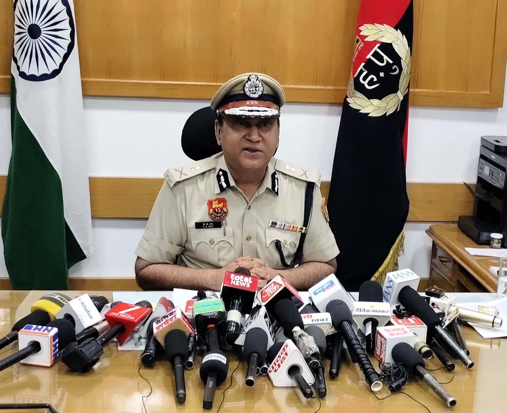 पत्रकारों से बातचीत करते एडीजीपी केके राव।