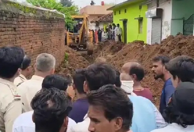 शहडोल में बड़ा हादसा, सीवर लाइन डालते वक्त मिट्टी धंसने शहडोल में बड़ा हादसा, सीवर लाइन डालते वक्त मिट्टी धंसने