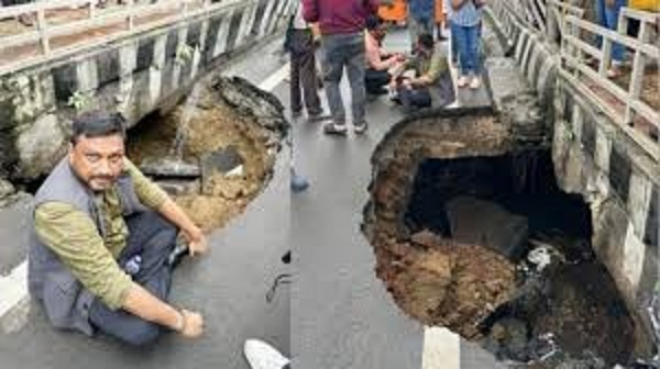 भाेपाल के सबसे व्यस्त एमपी नगर चाैराहे पर धंसी सड़क भाेपाल के सबसे व्यस्त एमपी नगर चाैराहे पर धंसी सड़क