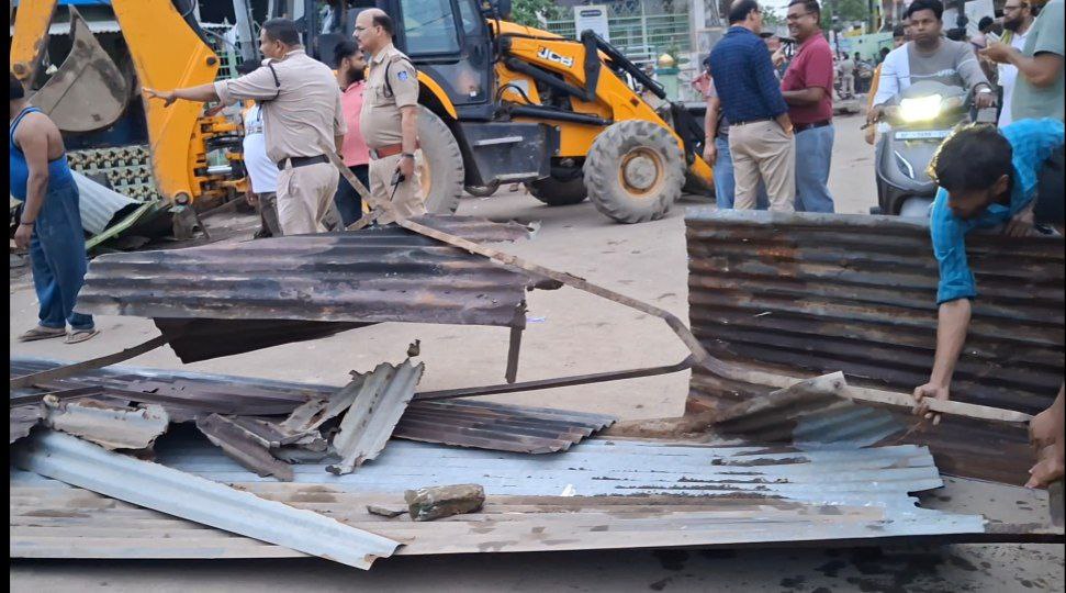 दमोह-मस्जिद के समीप से अतिक्रमण हटाने की कार्यवाई अंडा मुर्गा मटन की दुकानों को भी हटाया गया’ दमोह-मस्जिद के समीप से अतिक्रमण हटाने की कार्यवाई अंडा मुर्गा मटन की दुकानों को भी हटाया गया’