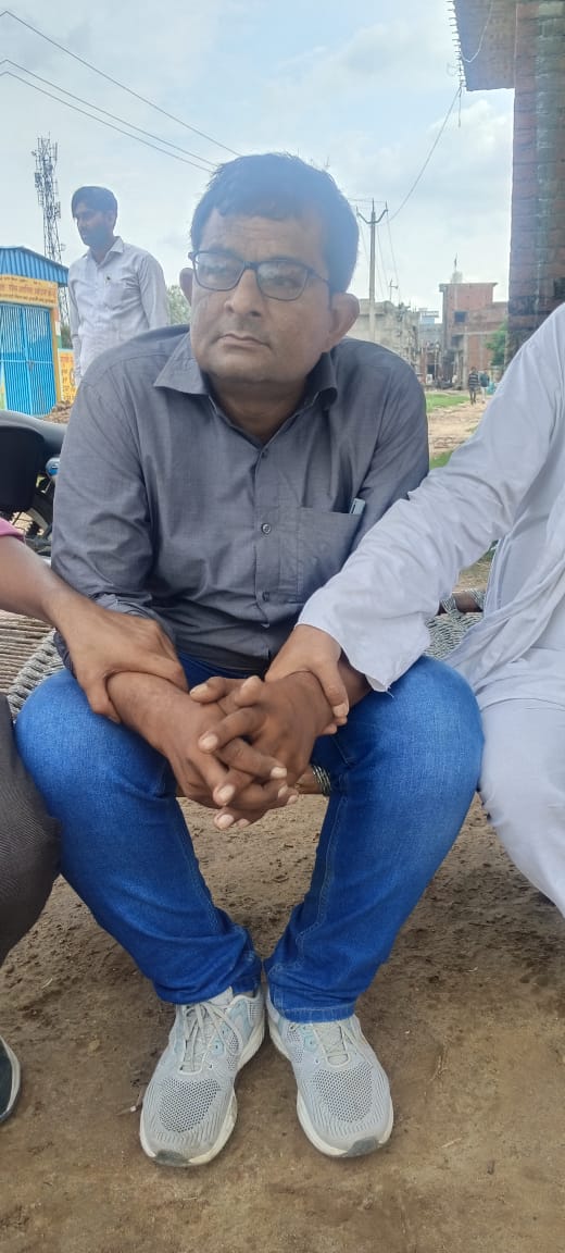 ईडब्ल्यूएस प्रमाण पत्र बनाने के लिए रिपोर्ट लगाने के नाम पर ₹5,000/-की रिश्वत लेते पकड़ा गया आरोपित दिनेश चौधरी द्वितीय एंटी करप्शन टीम की गिरफ्त में। ईडब्ल्यूएस प्रमाण पत्र बनाने के लिए रिपोर्ट लगाने के नाम पर ₹5,000/-की रिश्वत लेते पकड़ा गया आरोपित दिनेश चौधरी द्वितीय एंटी करप्शन टीम की गिरफ्त में।