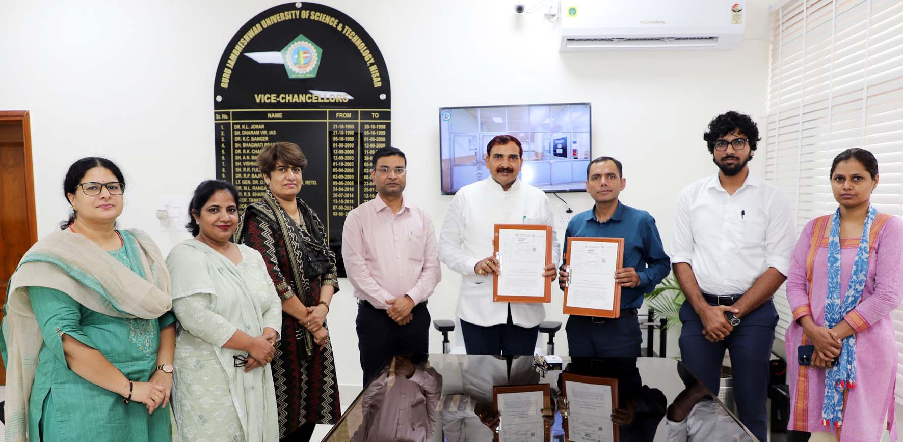 एमओयू का आदान-प्रदान करते कुलपति प्रो. नरसी राम बिश्नोई तथा संस्थापक अध्यक्ष डॉ. प्रदीप अंबेडकर। एमओयू का आदान-प्रदान करते कुलपति प्रो. नरसी राम बिश्नोई तथा संस्थापक अध्यक्ष डॉ. प्रदीप अंबेडकर।